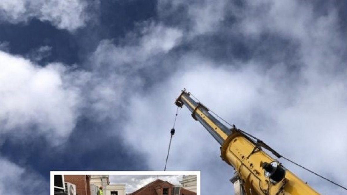 La grúa sube las estructuras, los lastres y las placas que posteriormente se colocarán en la terraza. @energeticacoop