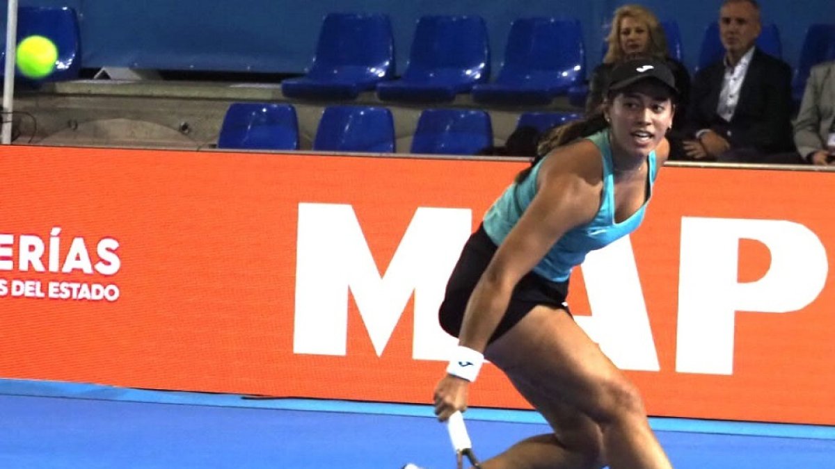 Jessica Bouzas ejecuta un golpe de revés cortado en la primera semifinal femenina del máster. / M. G. EGEA