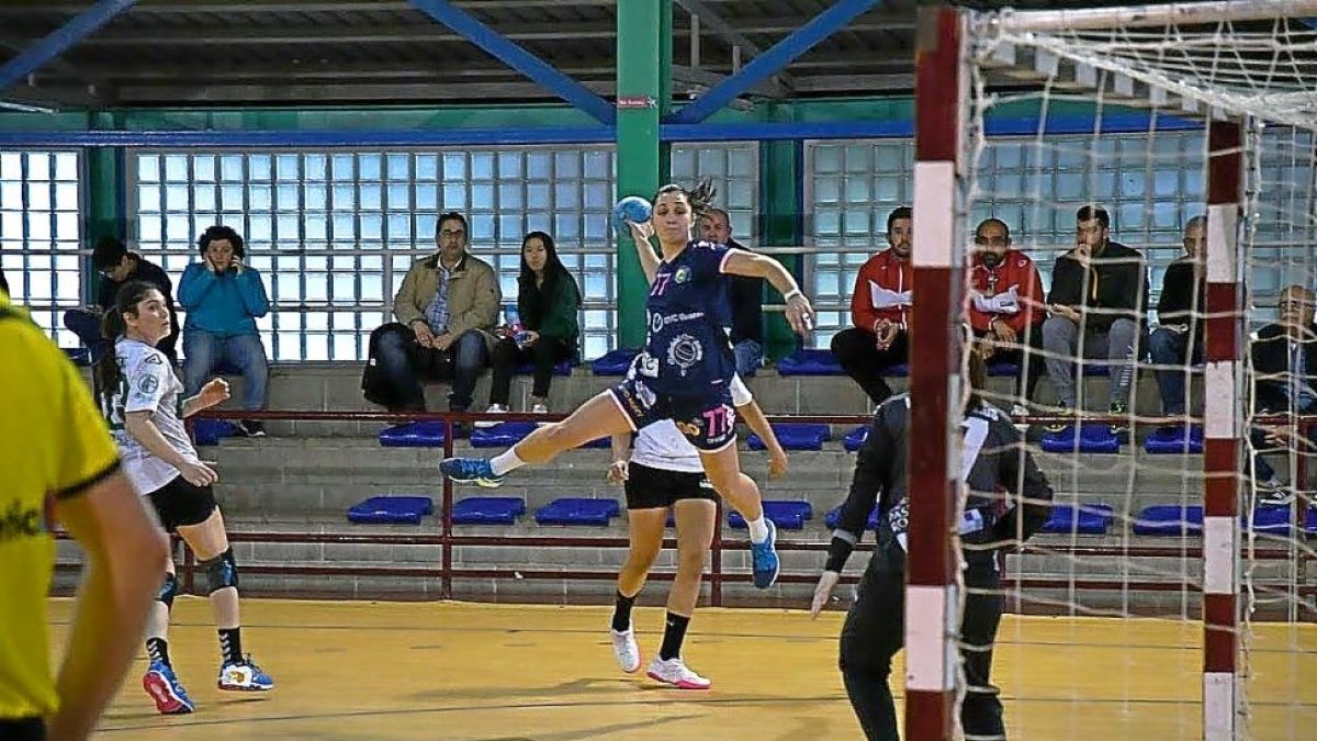 Amaia Garibay tira en suspensión durante el partido de ayer en Elche.-VALENTÍN G. DE GARIBAY