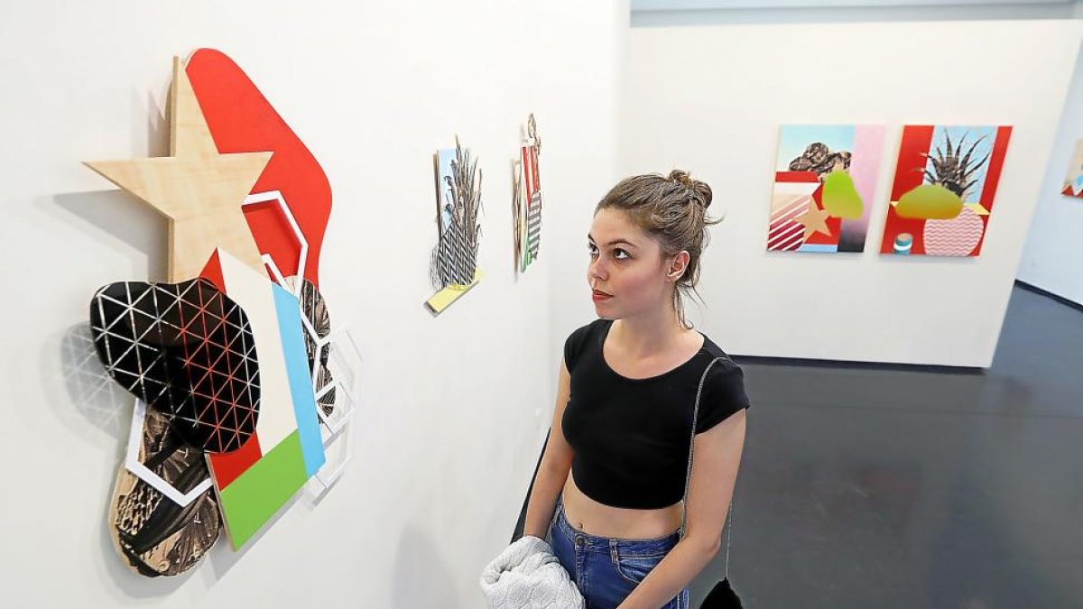 Una joven contempla las obras de Fernando Guijar en la Galería Javier Silva.-J. M. LOSTAU