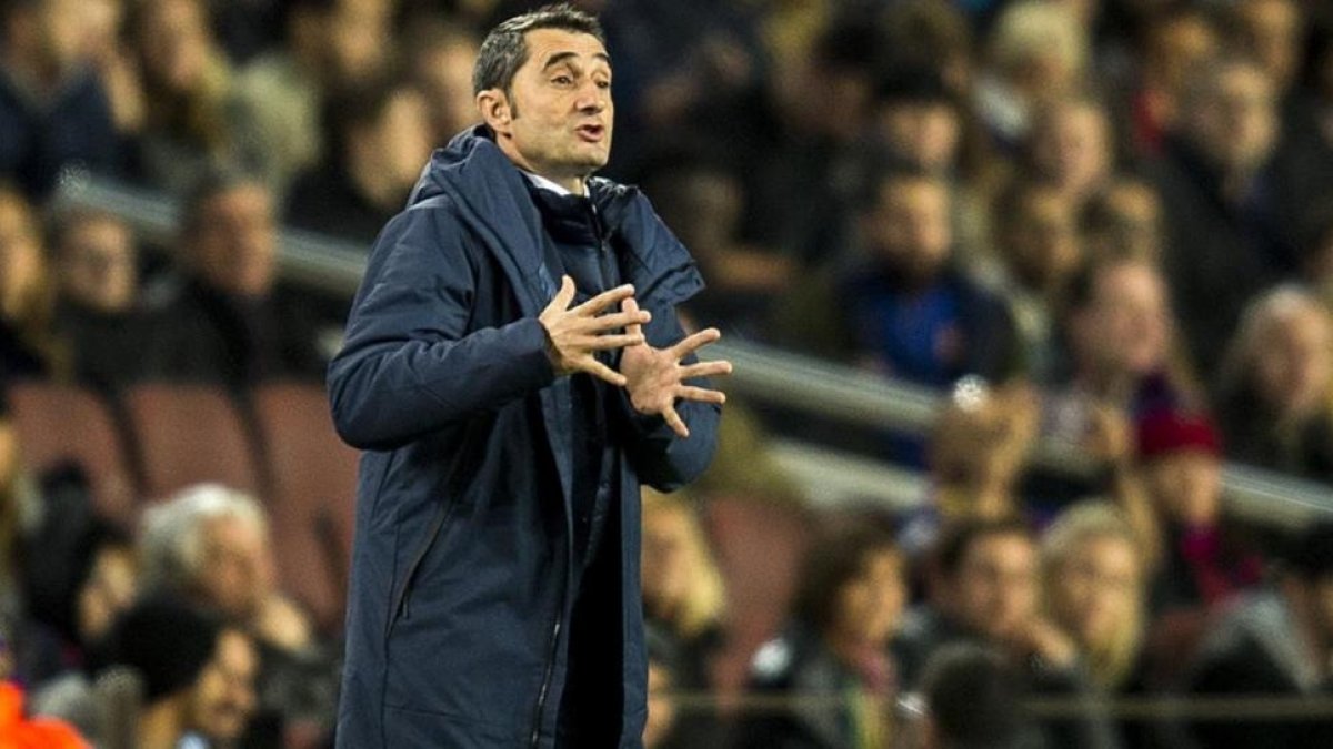 Valverde da instrucciones a sus jugadores durante el Barça-Murcia.-JORDI COTRINA