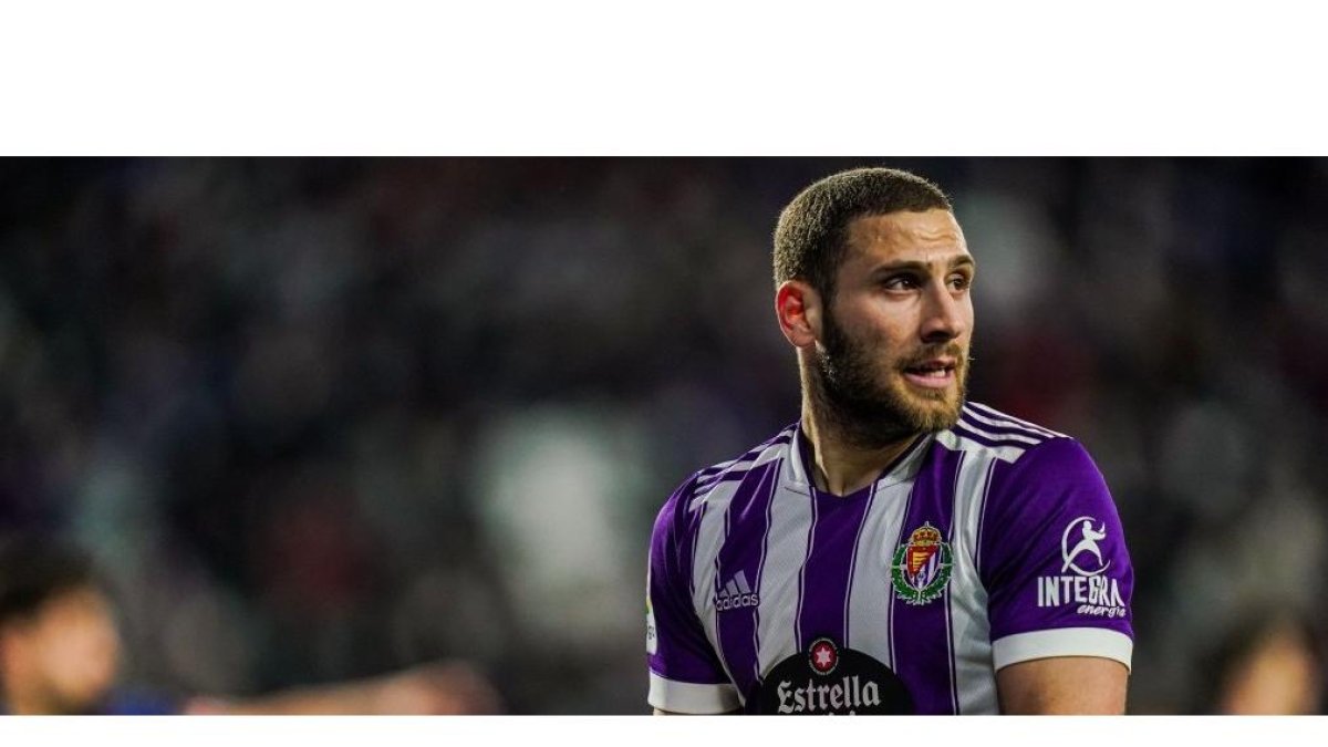 Weissman recoge el balón en el duelo ante el Amorebieta. / RV / I. SOLA