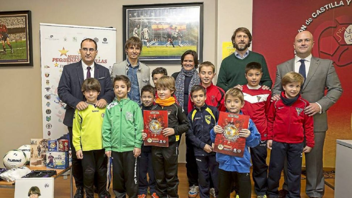 La foto de familia con Manuel Heredia, Álvaro Rubio, Elena de la Lastra, Carlos Suárez, Emilio Ruiz y los jóvenes futbolistas-M. Á. SANTOS