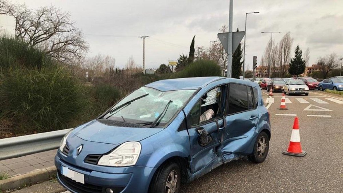 Choque entre dos turismos en la Ronda Interior de Valladolid-POLICÍA LOCAL DE VALLADOLID