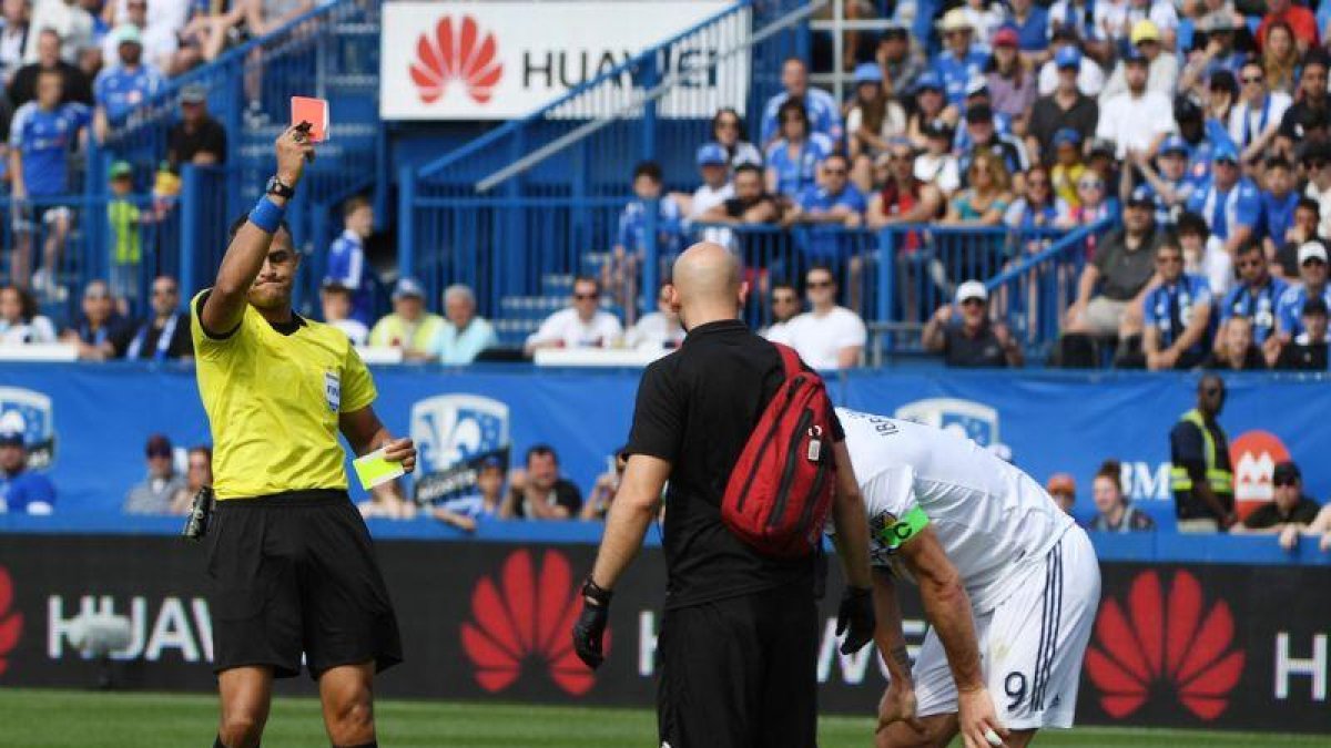 Zlatan Ibrahimovic ve la tarjeta roja en Montreal.-ERIC BOLTE (USA TODAY SPORTS)