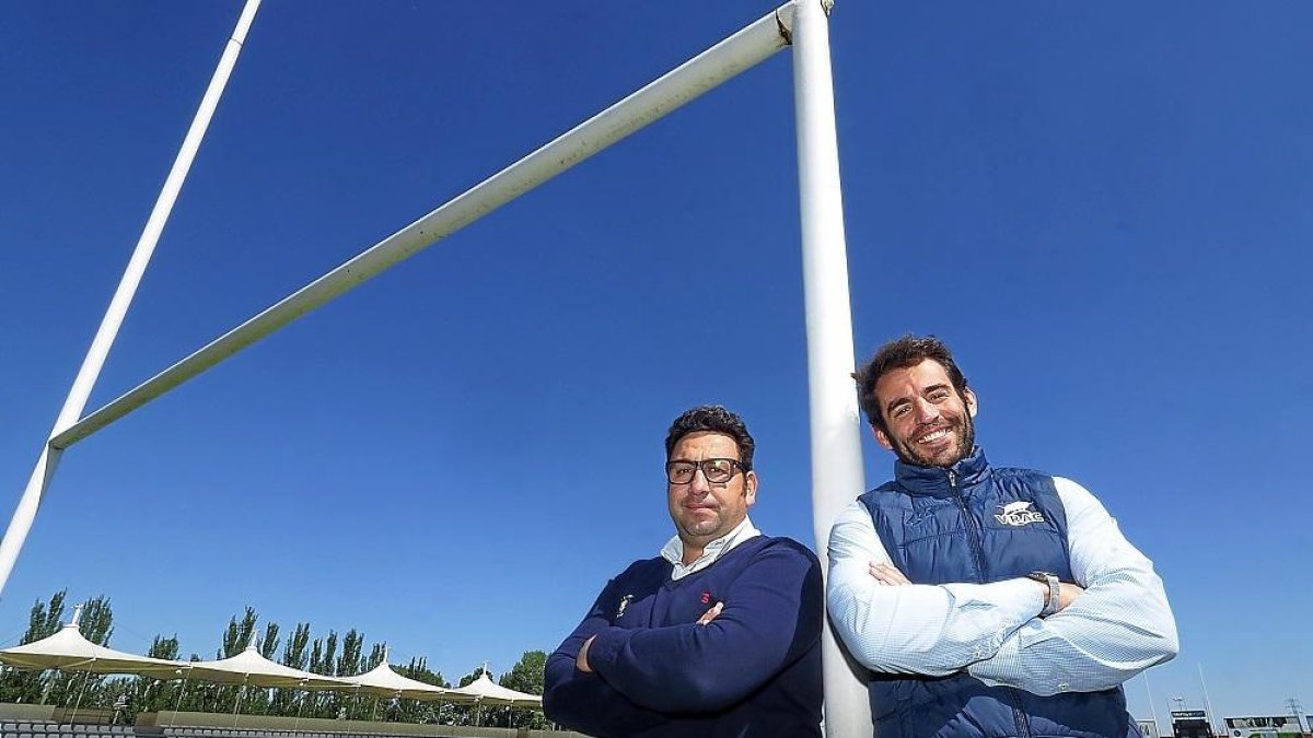 Juan Carlos Pérez y Diego Merino posan bajo palos en los campos de Pepe Rojo.-MIGUEL ÁNGEL SANTOS