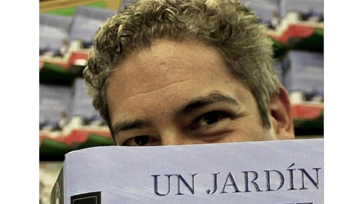 Boris Izaguirre participa en la campaña de Wallapop con la donación de su libro 'Un jardín al norte' (Planeta).-