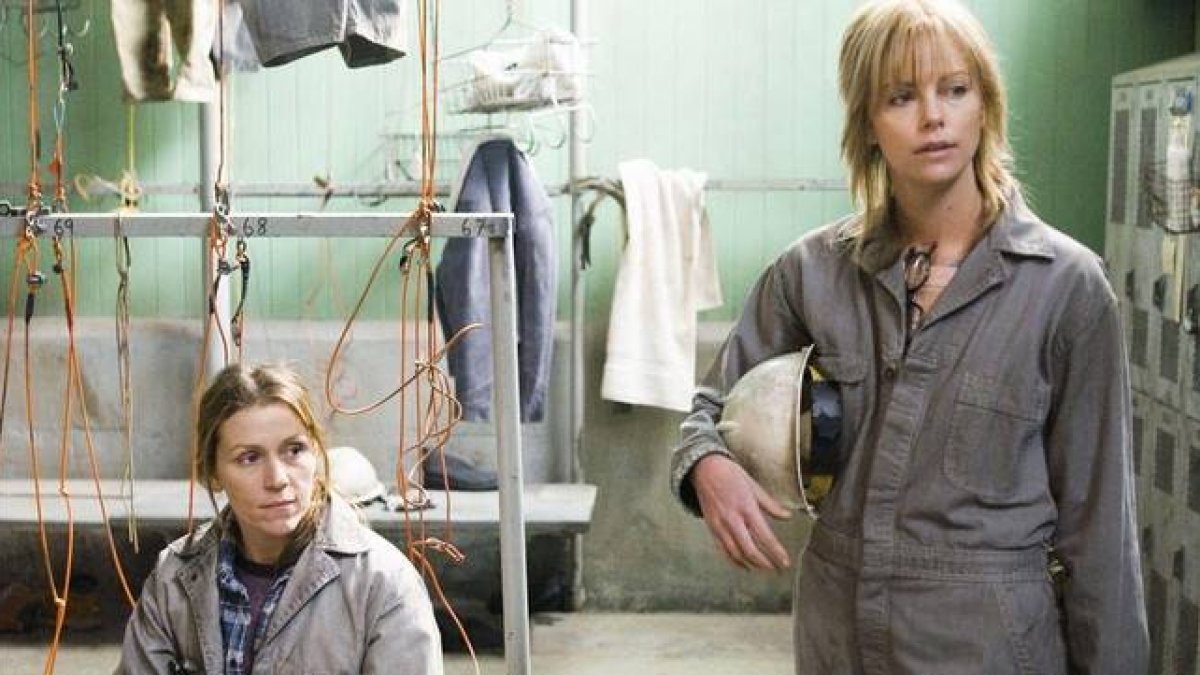 Frances McDormand (sentada) y Charlize Theron, en una escena de la pelicula 'En tierra de hombres'.-