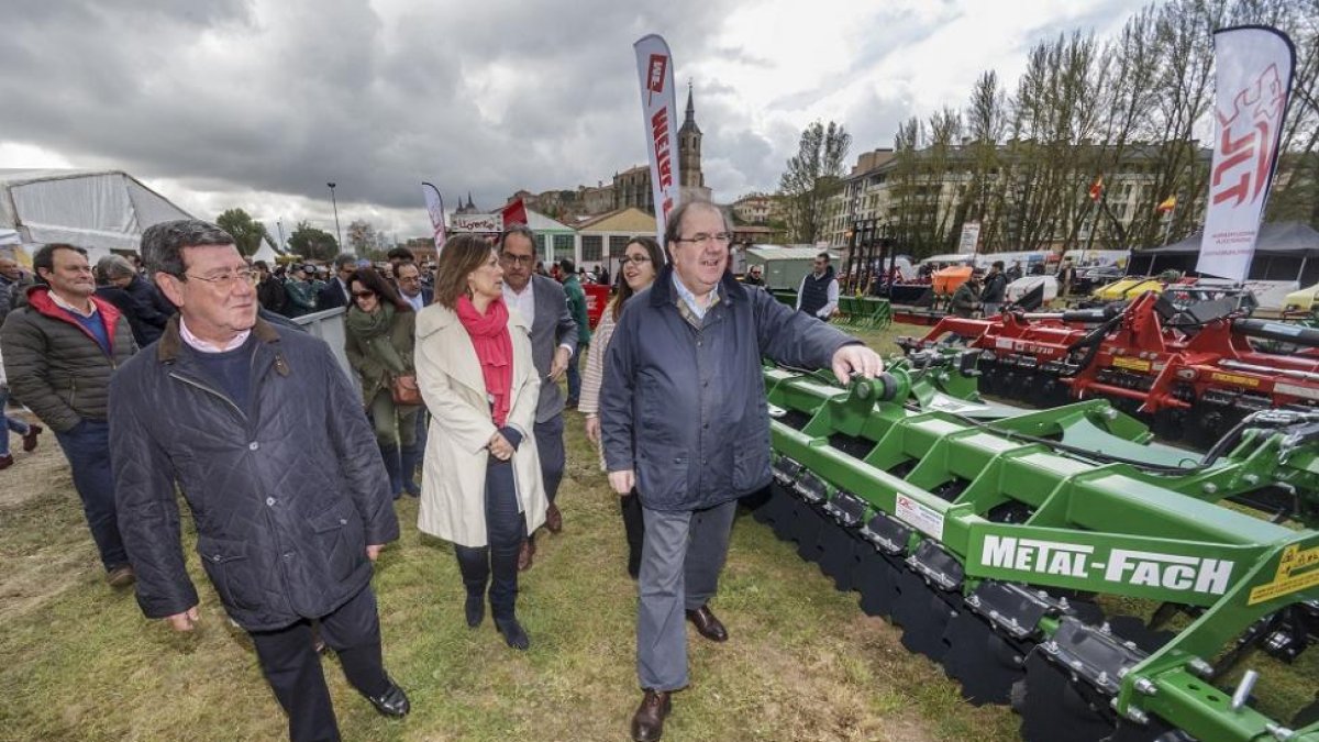 Herrera visita la Feria de Lerma con el presidente del Diputación, César Rico, y la consejera de Agricultura, Milagros Marcos.-S. O.