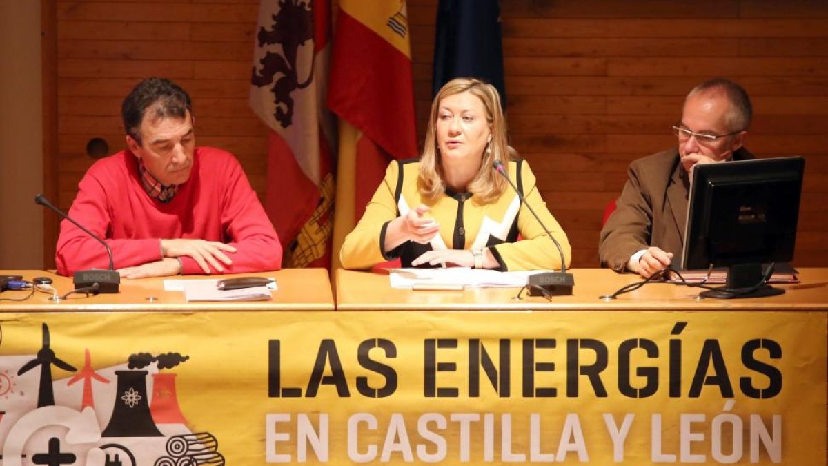 La consejera de Economía y Hacienda, Pilar del Olmo, inaugura la jornada 'Las energías en Castilla y León como factor de competitividad. Fortalezas y debilidades' del sindicato CCOO. Junto a ella, el secretario regional de CCOO, Ángel Hernández, y el dire-ICAL