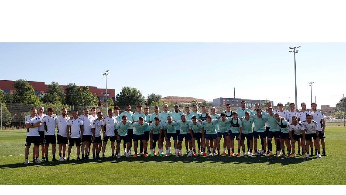Jugadores y plantel técnico del real valladolid posan en su primer entrenamiento de pretemporada en los campos de Zaratán. / PHOTOGENIC