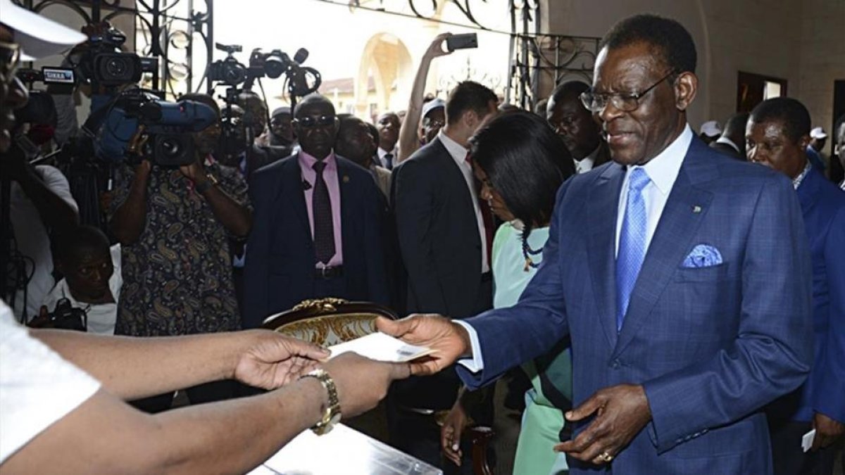 El presidente de Guinea Ecuatorial, Teodoro Obiang Nguema, vota en las elecciones presidenciales del mes de abril del año pasado.-/ EFE