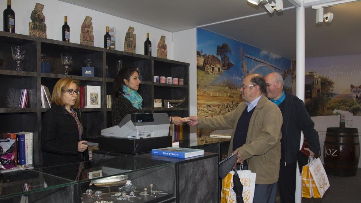 Gonzalo y José María Vale, dos hermanos sacerdotes de Portugal, los primeros en visitar ‘Las Edades’,-M. DENEIVA