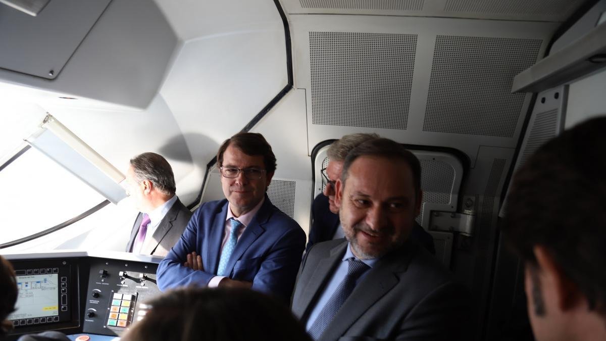 Alfonso Fernández Mañueco y José Luis Ábalos, en un momento del trayecto en el tren.-ICAL