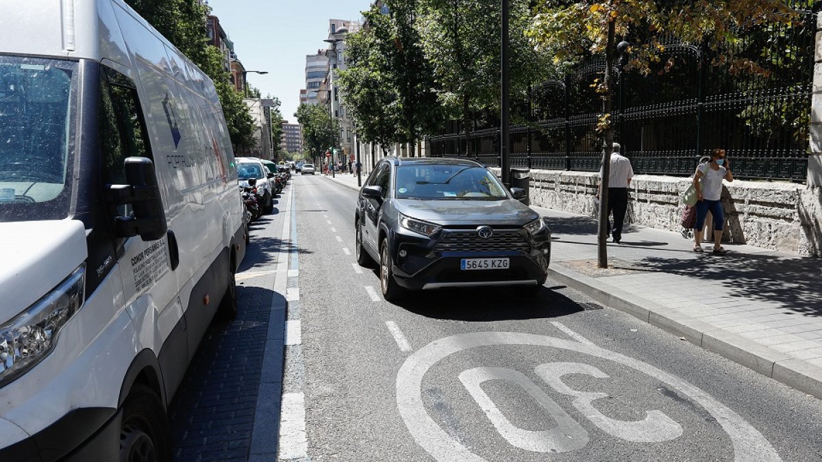 Un coche circula por una calle con la velocidad limitada a treinta. J.M. LOSTAU