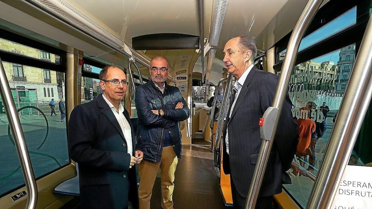 El concejal Luis Vélez, Andrés Bernabé, de Auvasa, y Jaime Borrell, de Alstom, en el autobús eléctrico.-E.M.