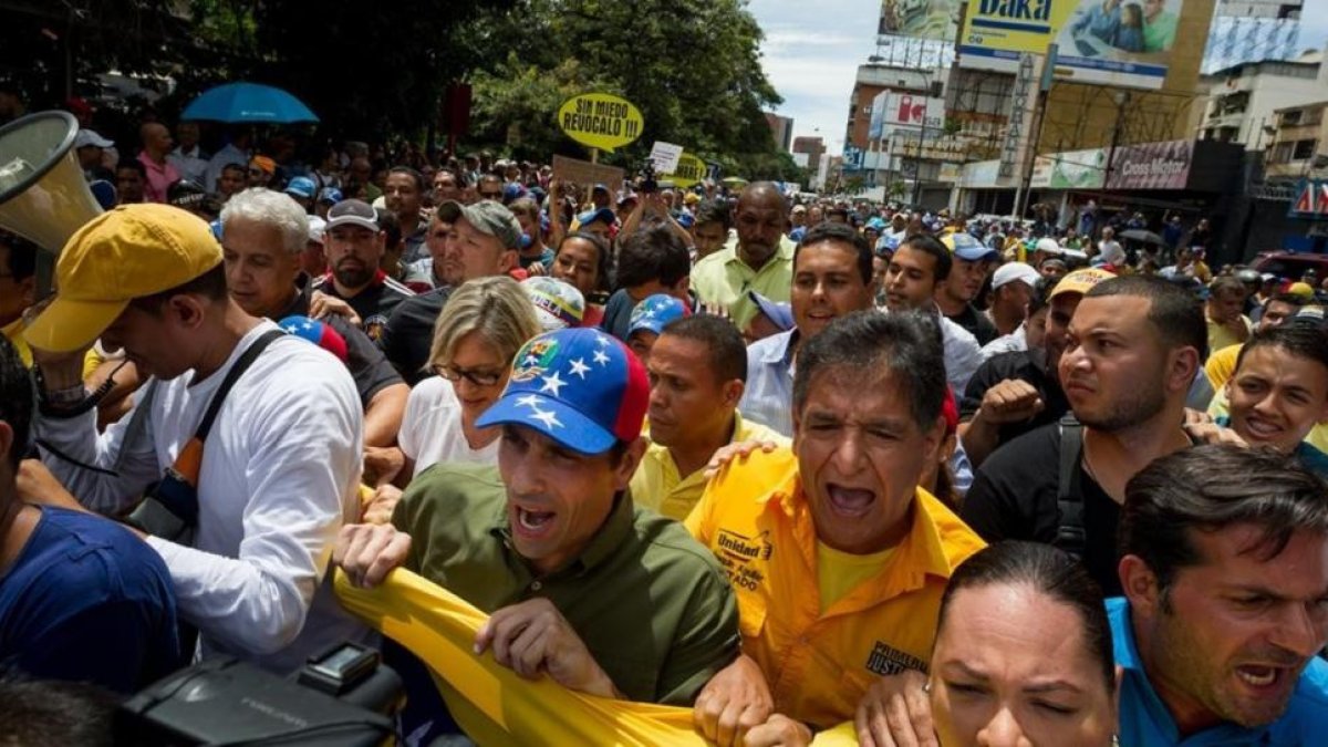 Opositores venezolanos, con Henrique Capriles a la cabeza, participan en la marcha contra Maduro, en Caracas, este martes.-EFE / MIGUEL GUTIÉRREZ