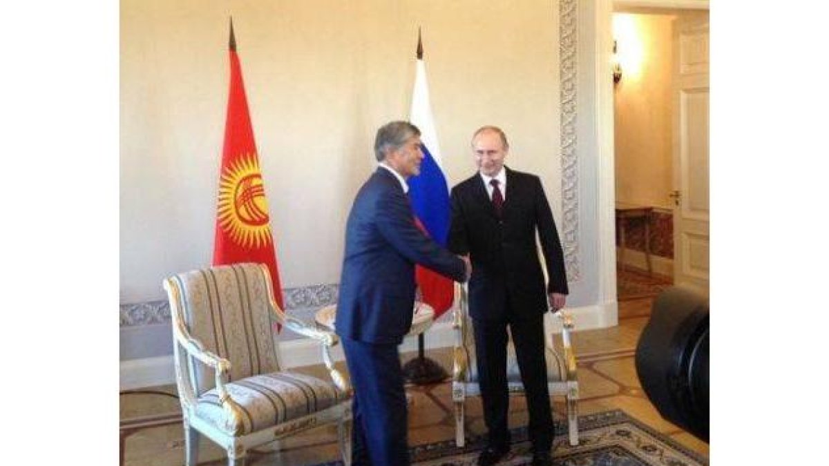 Reaparición de Putin tras 10 días de ausencia.-