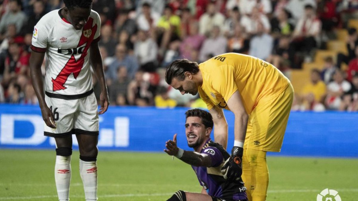 Monchu en el suelo pide penalti.