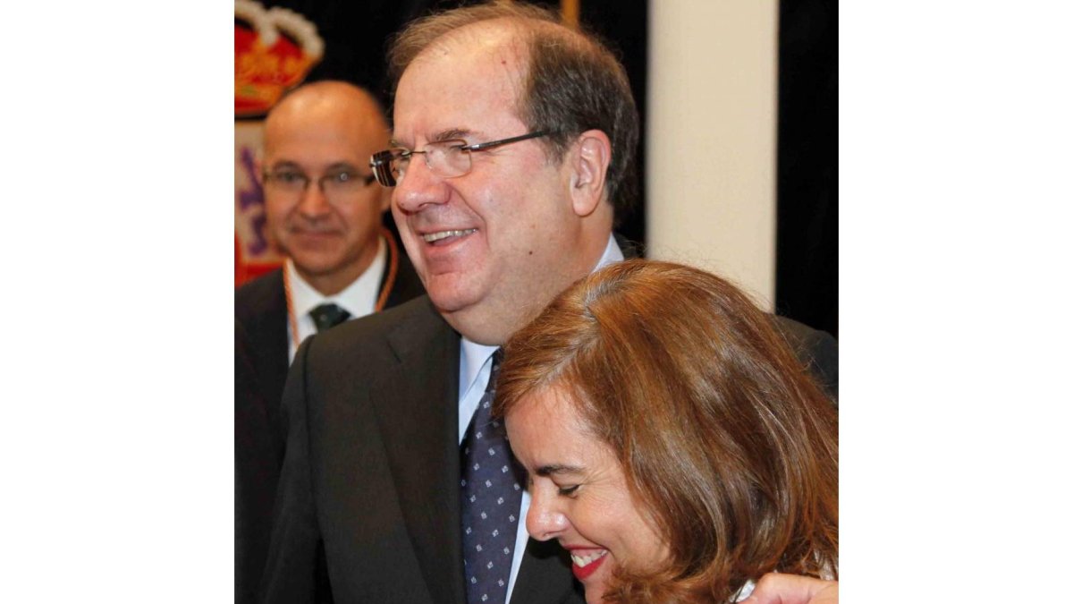 El presidente de la Junta, Juan Vicente Herrera, junto a la vicepresidenta, Soraya Sáez de Santamaría al término de la toma de posesión-Ical