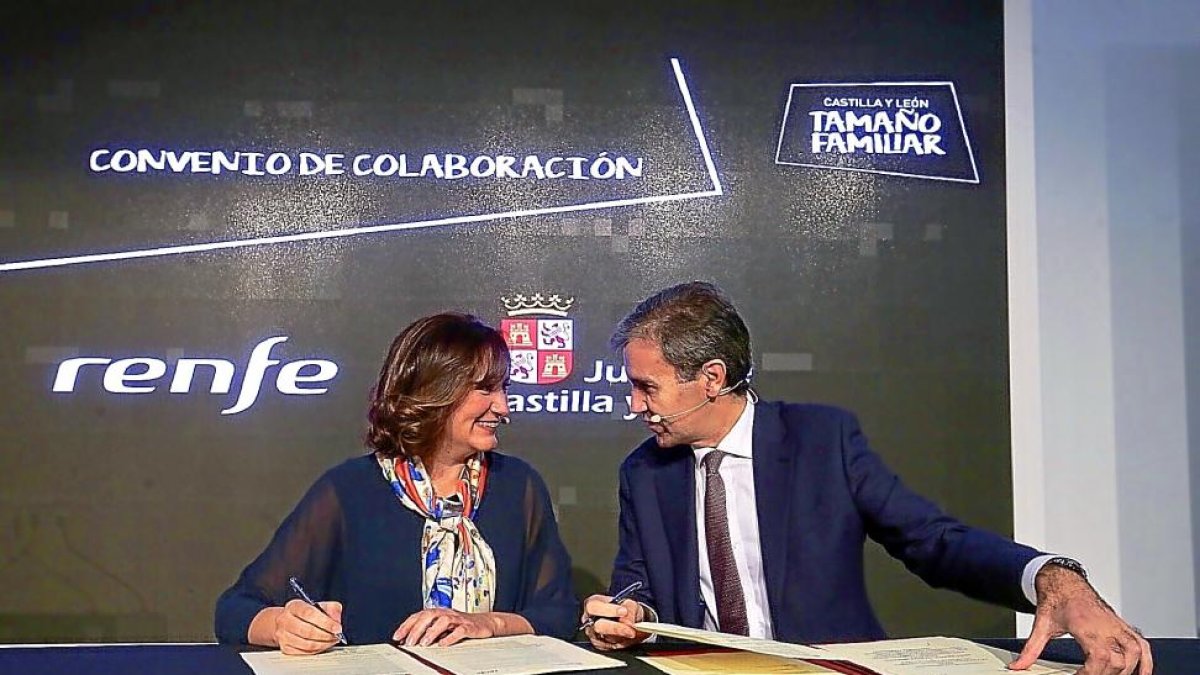 Josefa García Cirac y Juan Alfaro durante la firma del convenio.-ICAL