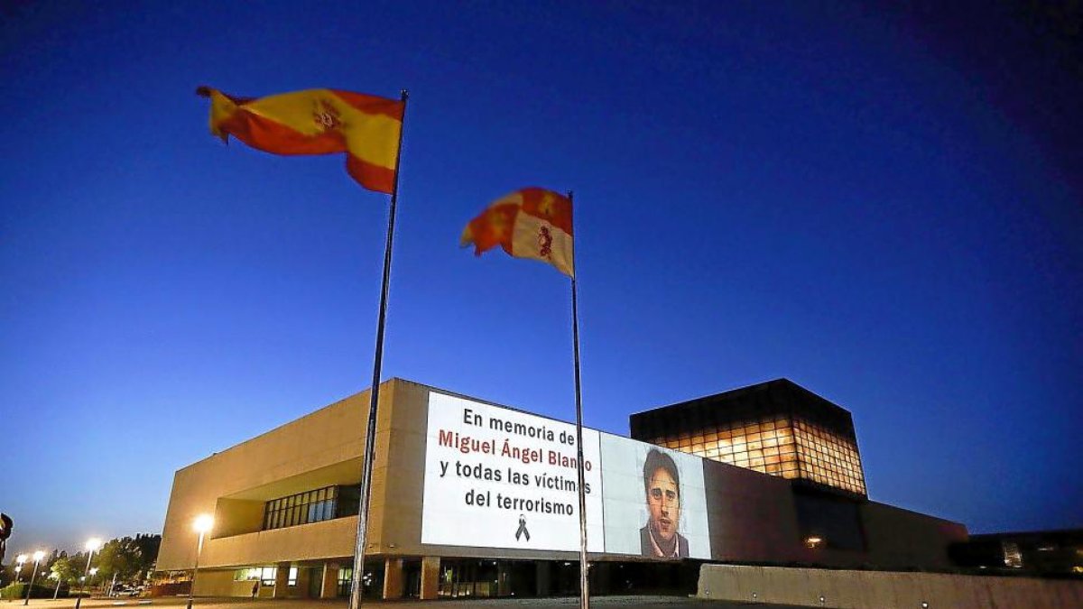 Fachada de las Cortes iluminada con un lazo negro y una imagen del Miguel Blanco.-P. REQUEJO