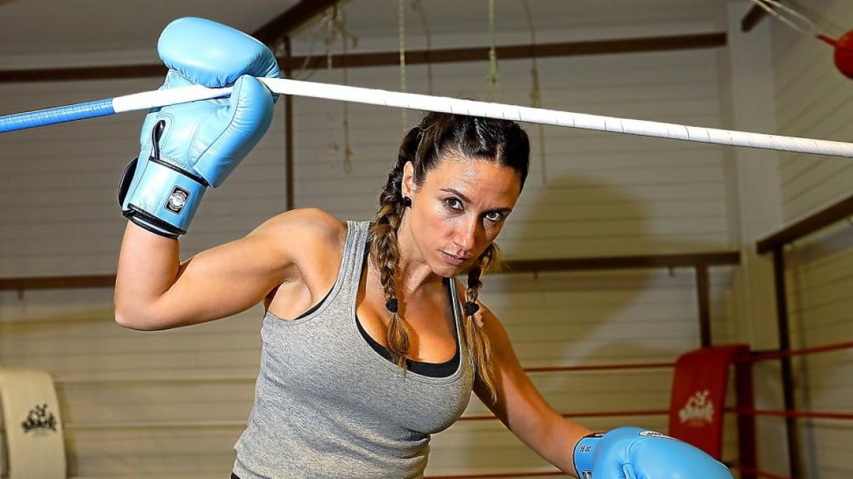 Yohanna Alonso en el ring, en León, vestida con la ropa de entrenamiento del arte marcial muay thai, del que es subcampeona mundial.-J.M.LOSTAU
