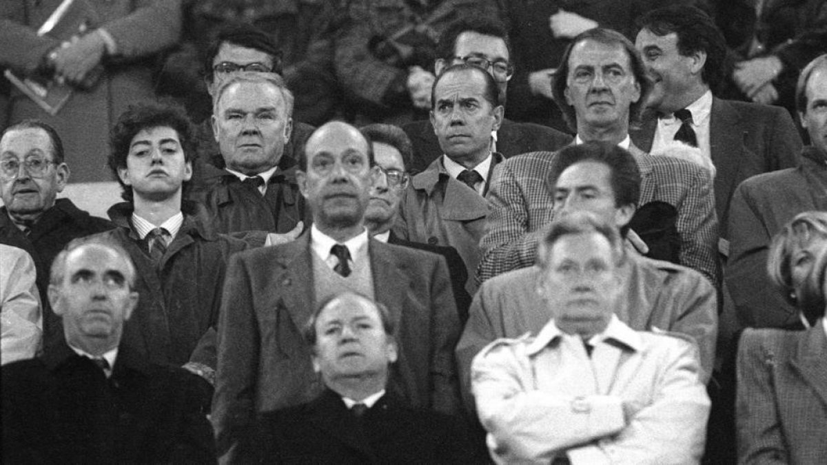Fermín Ezcurra, a la izquierda, en el Camp Nou, en los años 80. En la fotografía, Ladislao Kubala,  Luis Suárez,  César Luis Menotti, Josep Lluís Núñez, Josep Lluís Vilaseca, Josep Pulido y Francesc Casals.-/ VILAPRINYÓ
