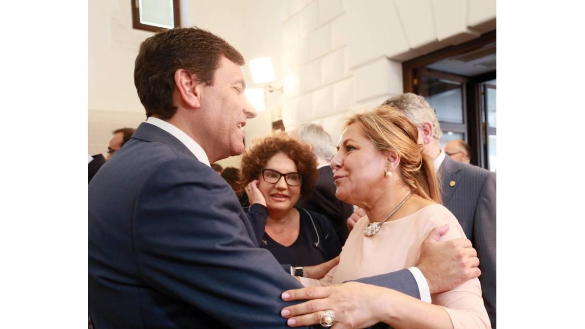 La vicepresidenta y consejera de Economía y Empleo, Rosa Valdeón, junto al portavoz del Grupo Popular en las Cortes, Carlos Fernández Carriedo, en el acto de toma de posesión de los consejeros-Ical