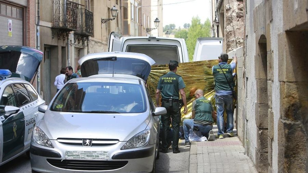 Agentes de la Guiardia Civil trabajan en el lugar en el que apareció el cadáver de Monika.-RAÚL G. OCHOA