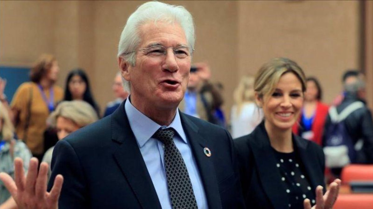 Richard Gere y su mujer, Alejandra Silva, durante su visita al Congreso, el pasado octubre, para asistir a un encuentro parlamentario junto a la Red de Apoyo a la Integracion Sociolaboral de  Fundacion Rais con la que ambos colaboran.-EFE / FERNANDO ALVARADO