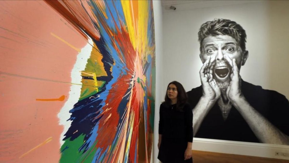 La puja de obras de  David Bowie, en la sala Sotheby's de Londres.-AP / FRANK AUGSTEIN