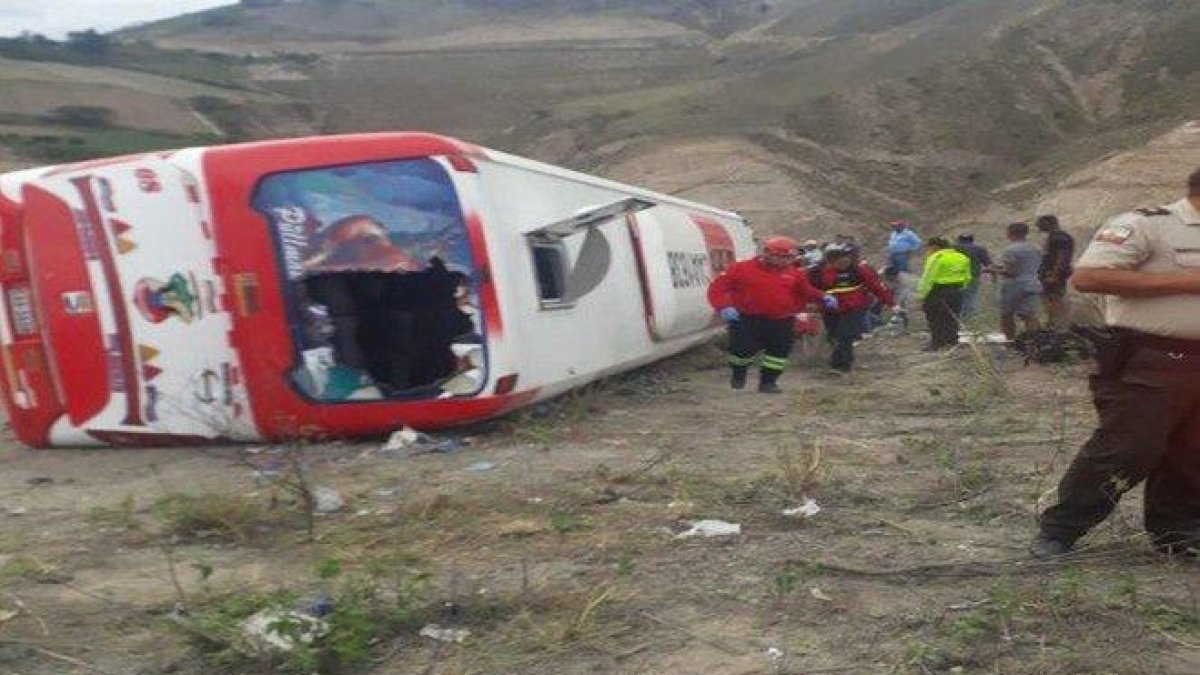 Un autobús de pasajeros se volcó en la zona andina de Ecuador.-EL PERIÓDICO