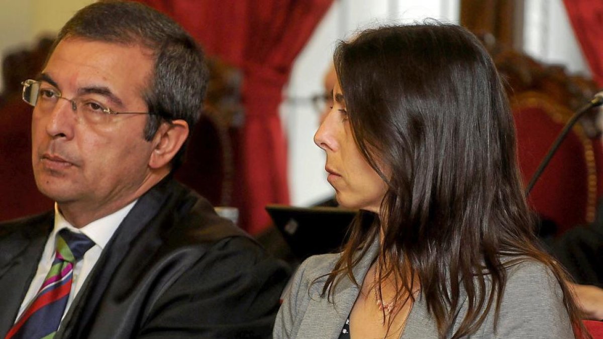 Raquel Gago, junto a su letrado Fermín Guerrero, durante la jornada de deliberación del jurado en el juicio.-J. Casares / EL MUNDO