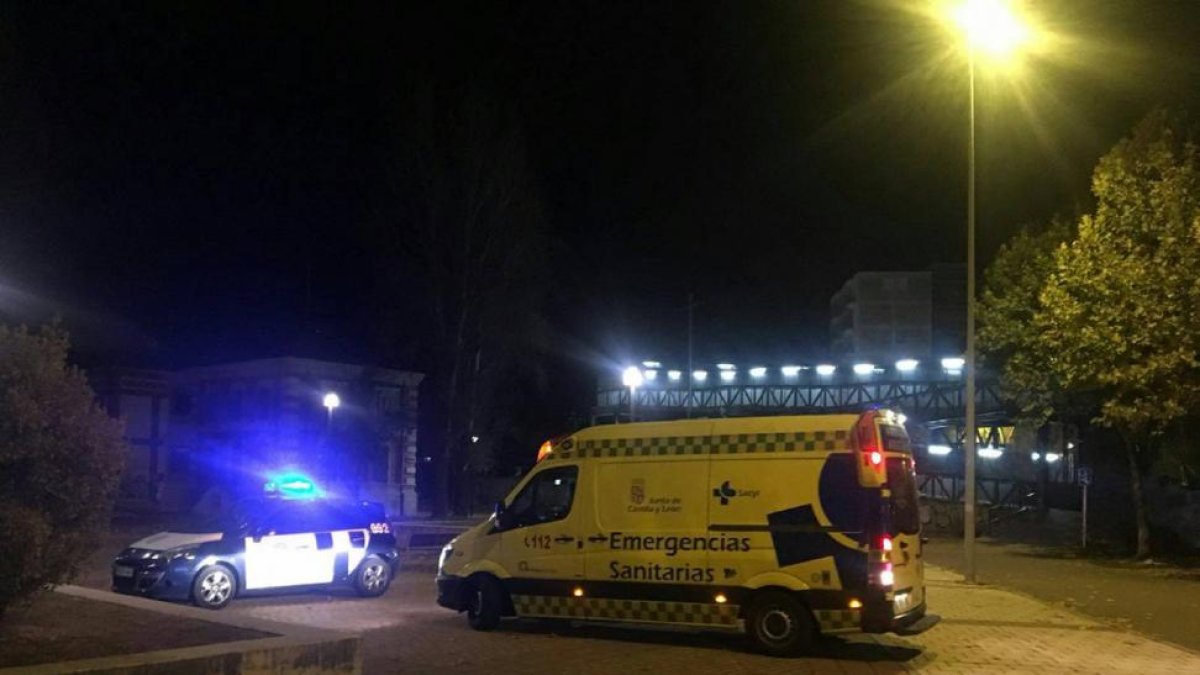 La ambulancia y el coche policial durante la actuación.-@PoliciaVLLTwitter