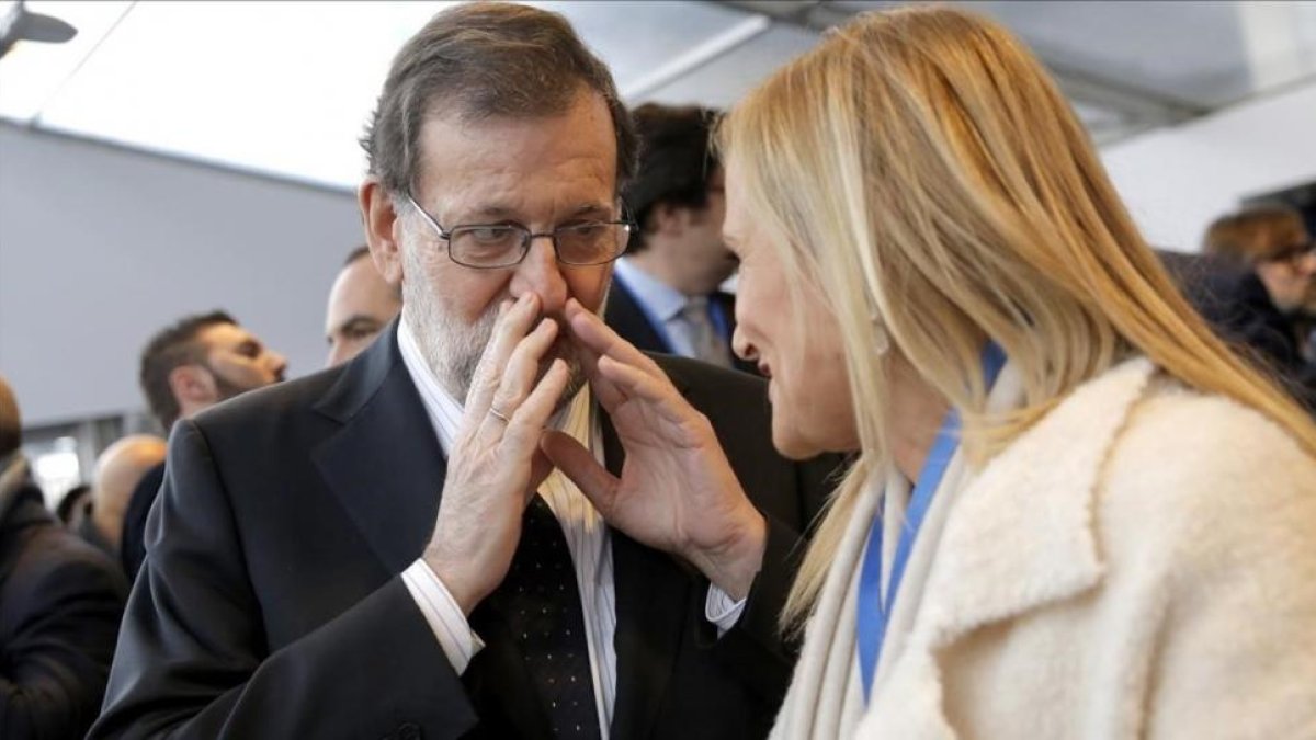 Mariano Rajoy y Cristina Cifuentes, durante el último congreso del PP, el pasado 10 de febrero.-JOSE LUIS ROCA