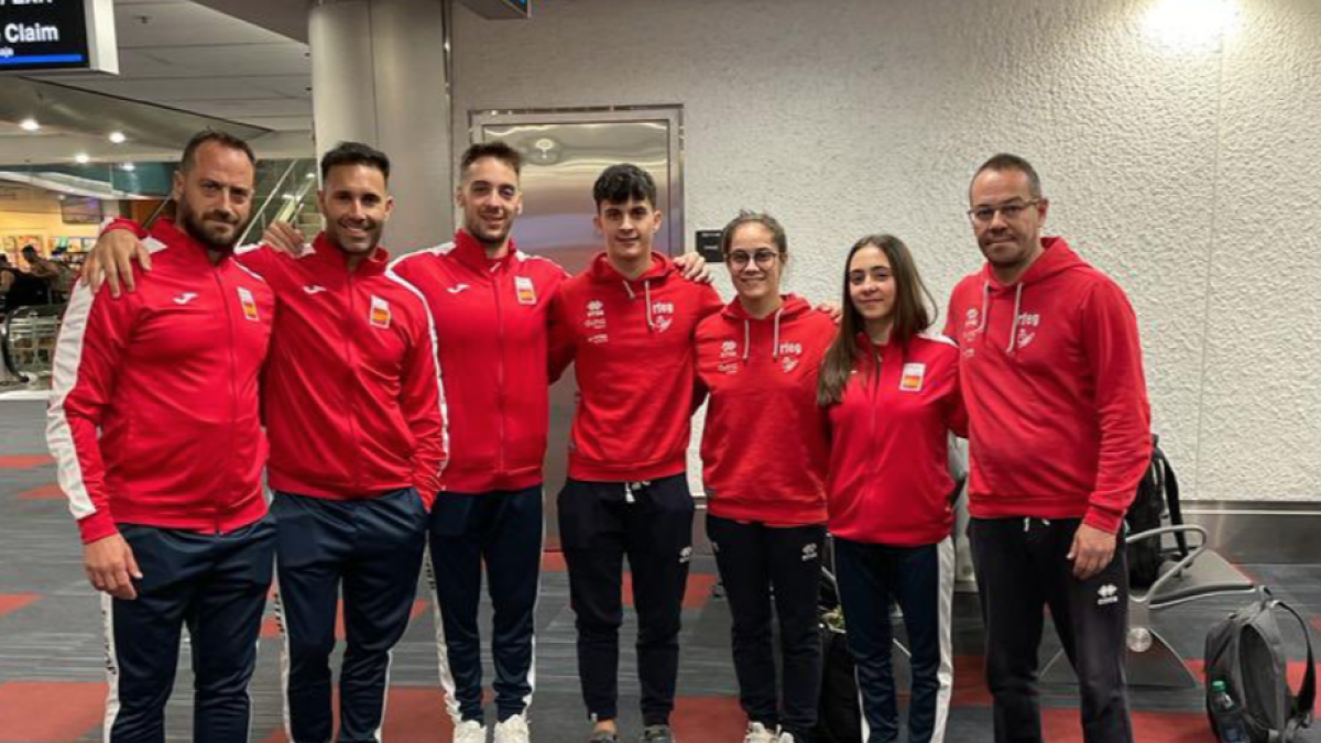 David Franco, en el centro, junto al resto de deportistas de España en Acrobacias y Trampolín. / RFEG