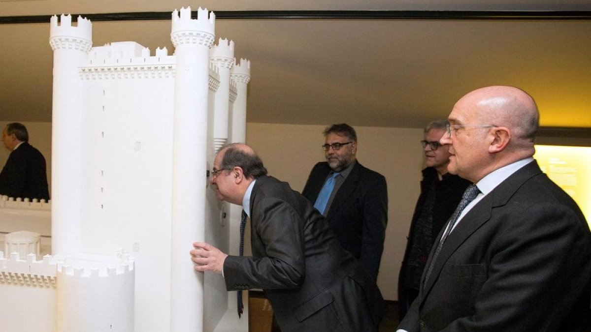 Juan Vicente Herrera se asoma a una ventana para ver el interior de una maqueta.-J.M. LOSTAU