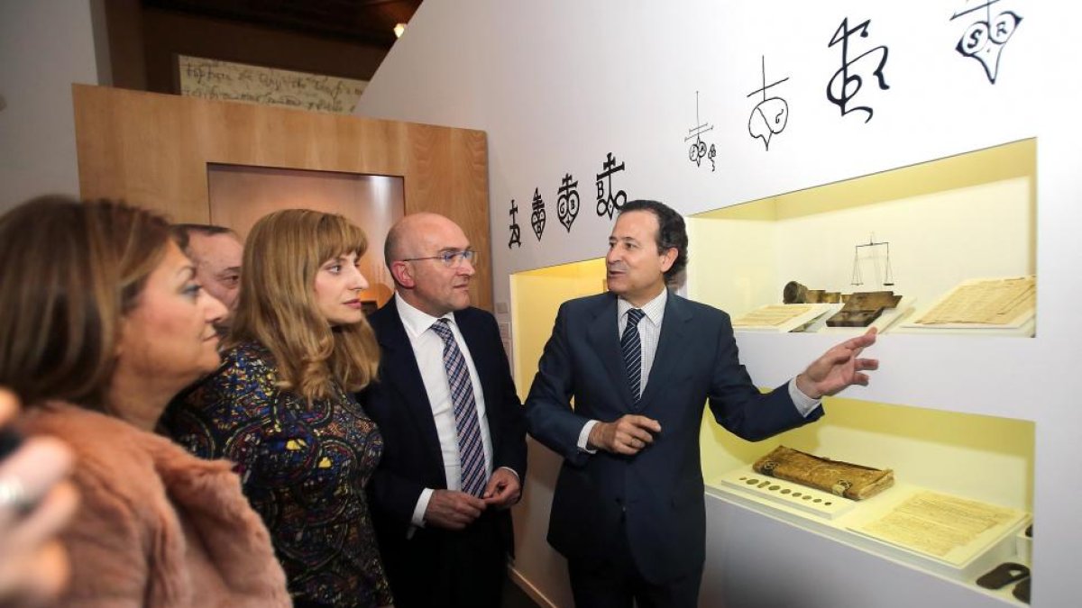 El presidente de la Diputación, Jesús Julio Carnero, junto a la alcaldesa de Medina del Campo, Teresa López y la directora de Políticas Culturales Mar Sancho, atienden las explicaciones del comisario de la muestran, Antonio Sánchez del barrio-ICAL