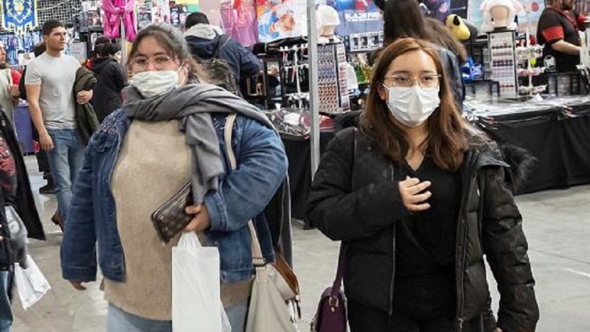 PHOTOGENIC/PABLO REQUEJO. Dos jóvenes con mascarilla este fin de semana durante el salón del cómic y el manga en la Feria de Valladolid.
