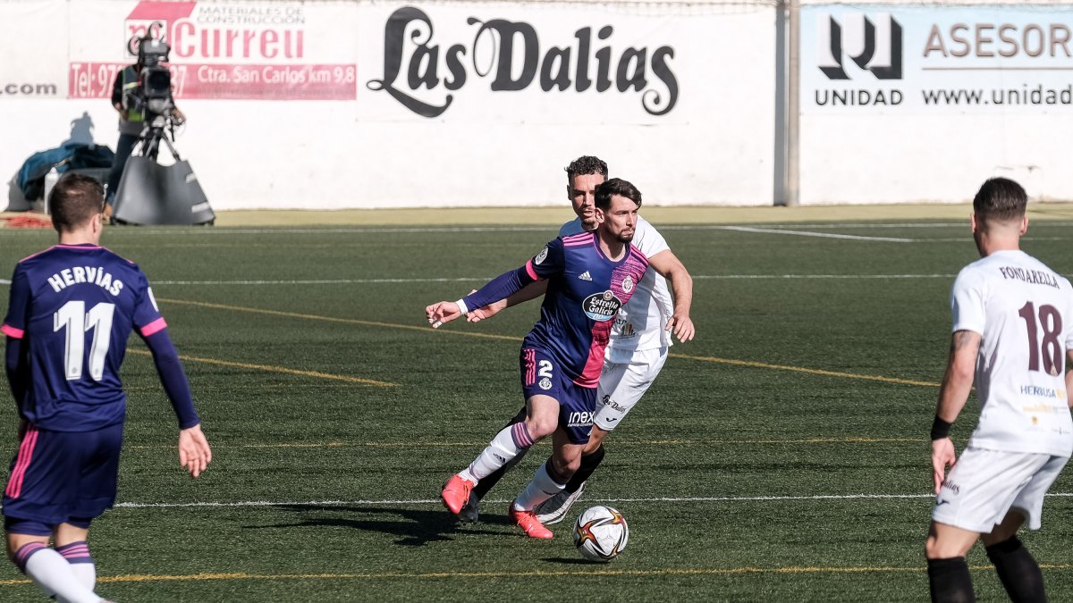 Luis Pérez conduce el balón en el duelo de 2021. / ARABA PRESS-SERGIO G.CAÑIZARES/IBIZA-ISLA BALEARES