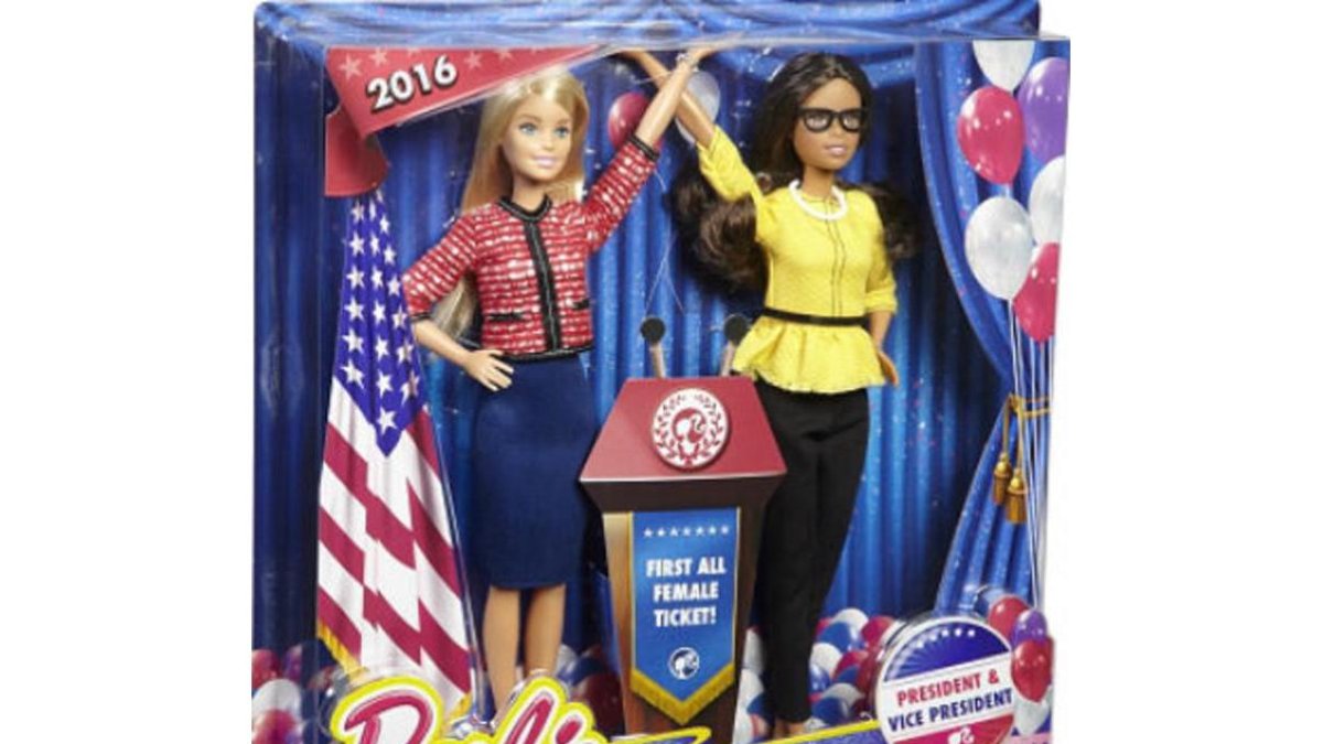 La Barbie presidenta (izquierda) y la Barbie vicepresidenta saludan victoriosas.-MATTEL