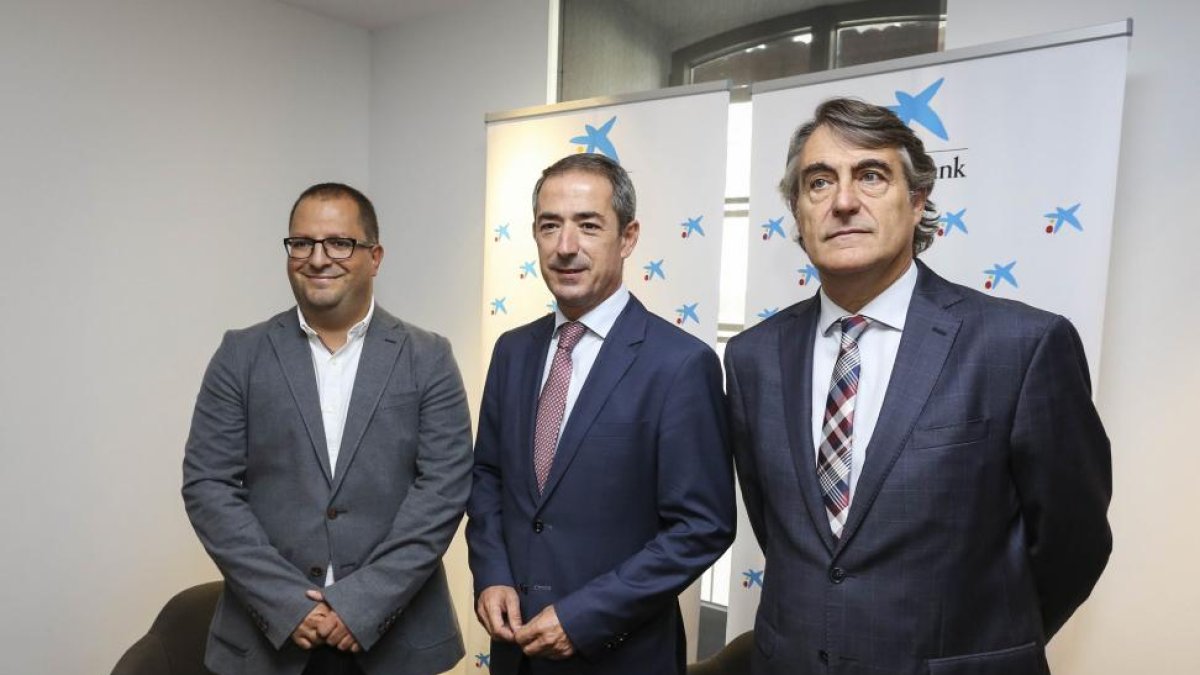 El ganador de la pasada edición, Roberto Delgado; el director territorial de Caixabank en Castilla y León, José Manuel Bilbao y el director general de innovación de la Junta, José María Ribot, en la presentación de la undécima edición de los premios.-ICAL