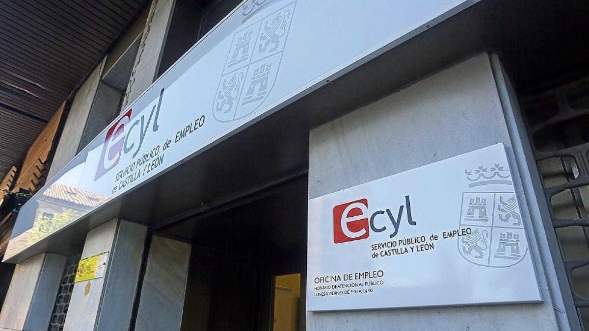 Acceso a la oficina del ECyL de Poniente.