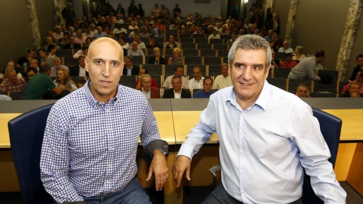 El precandidato a la Secretaría General del PSOE de Castilla y León, Julio Villarrubia, presenta el programa para su candidatura en un acto organizado por la Agrupación Municipal de León. Junto a él, el secretario general de la Agrupación Municipal, José -Ical