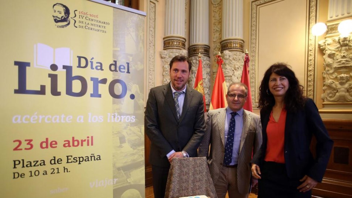 El alcalde de Valladolid, Óscar Puente; la concejala de Cultura, Ana Redondo; y el presidente del Gremio de Libreros, Marco Antonio Blanco, presentan el Día del Libro-ICAL