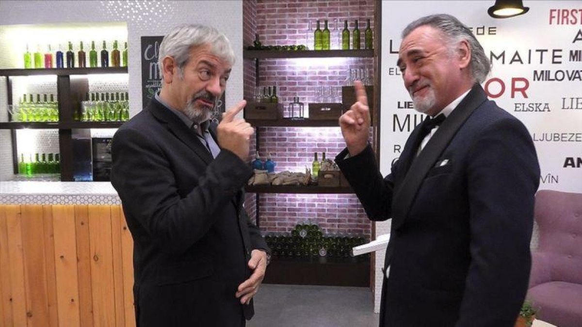 El presentador de 'First dates', Carlos Sobera, y el imitador del actor Robert de Niro en el 'Menú especial'.-MEDIASET