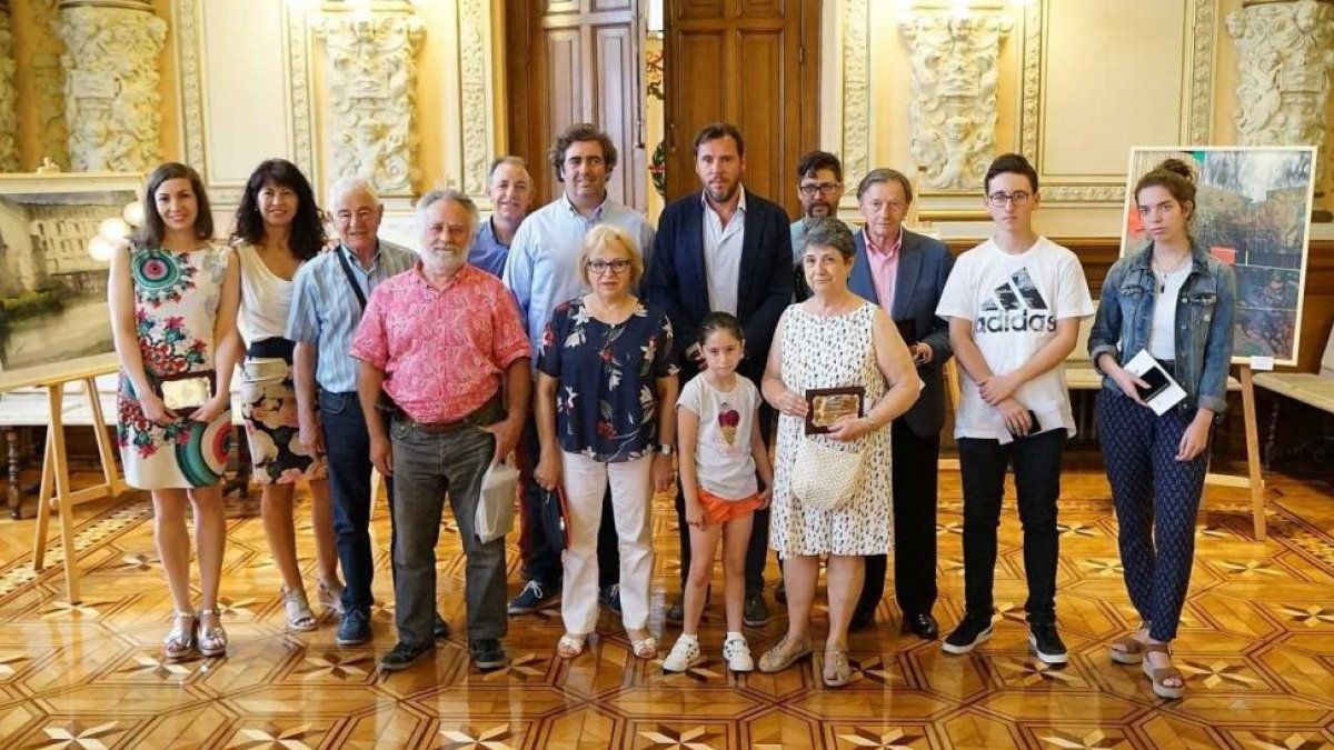El alcalde y la concejala de Cultura,ayer, con todos los galardonados en el XXXV Certamen de Pintura Rápida.-E.M