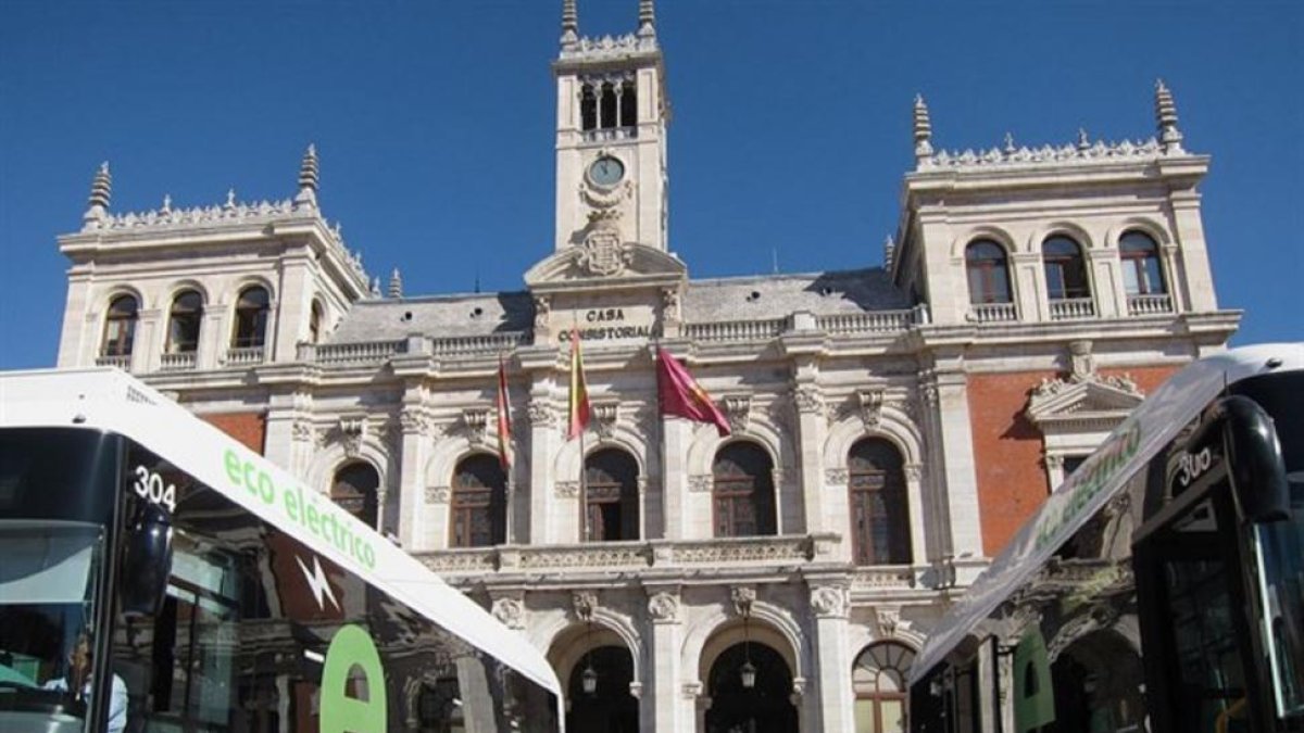 Nuevos autobuses híbridos en la Plaza Mayor.-EUROPA PRESS