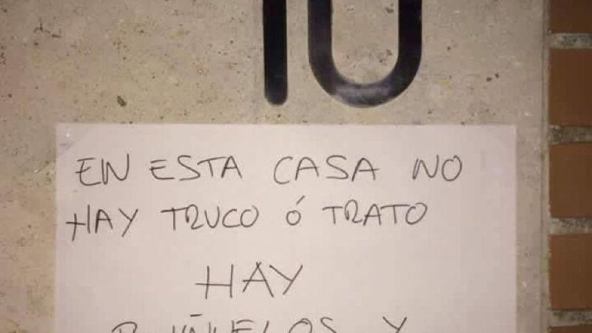 El cartel de Valladolid en contra de Halloween.-TWITTER